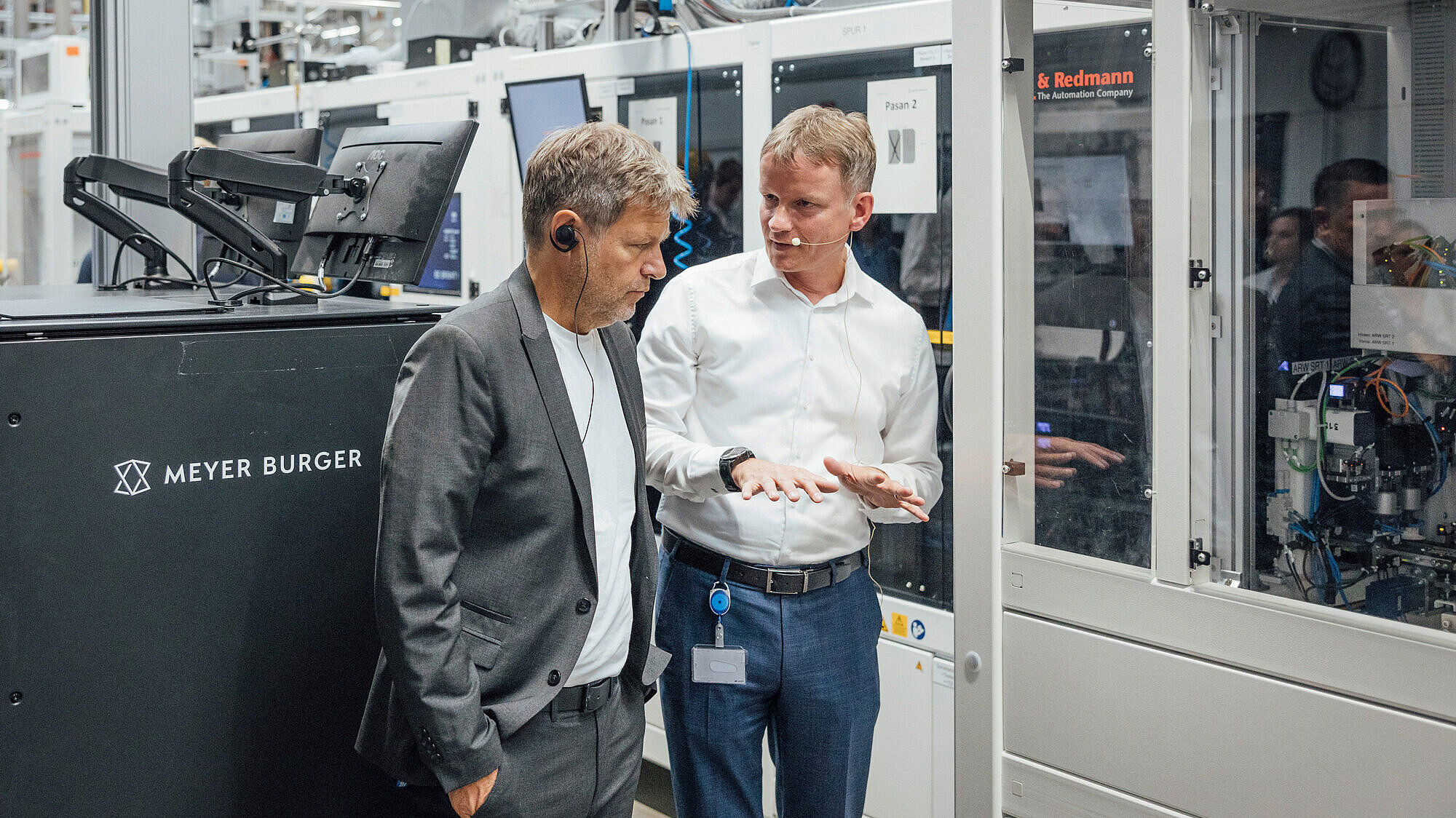 Dr. Robert Habeck und Dr. Gunter Erfurt in der Zellfabrik in Bitterfeld-Wolfen