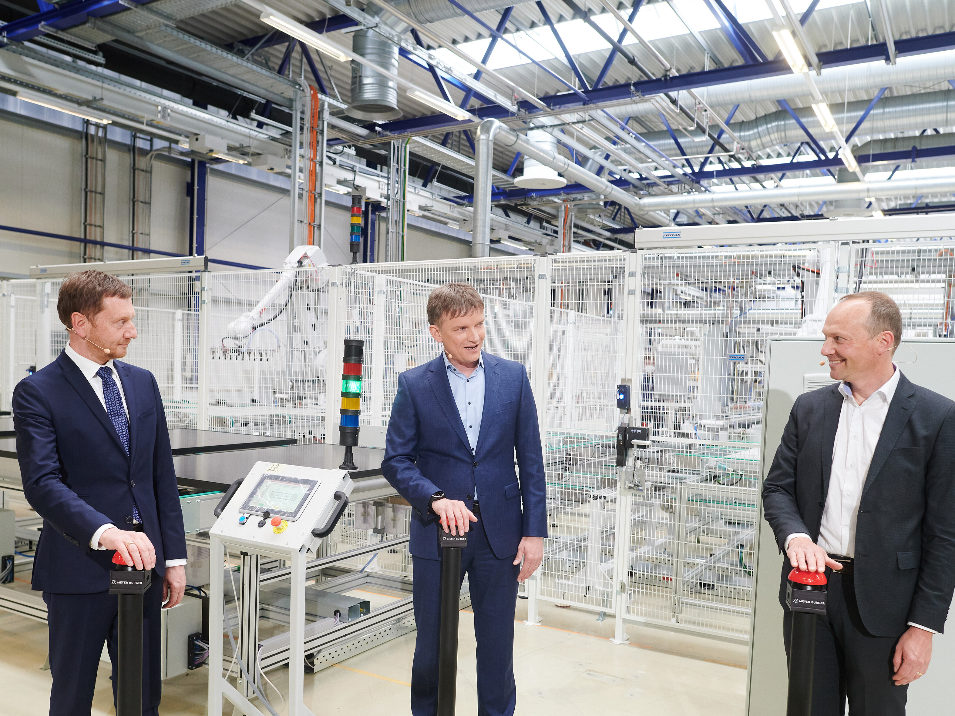 Eröffnung von Europas größtem Solarmodulwerk in Freiberg mit Sachsens MP Kretscher, MB CEO Gunter Erfurt, Sachsens Umweltminister Günther (v.l.)
