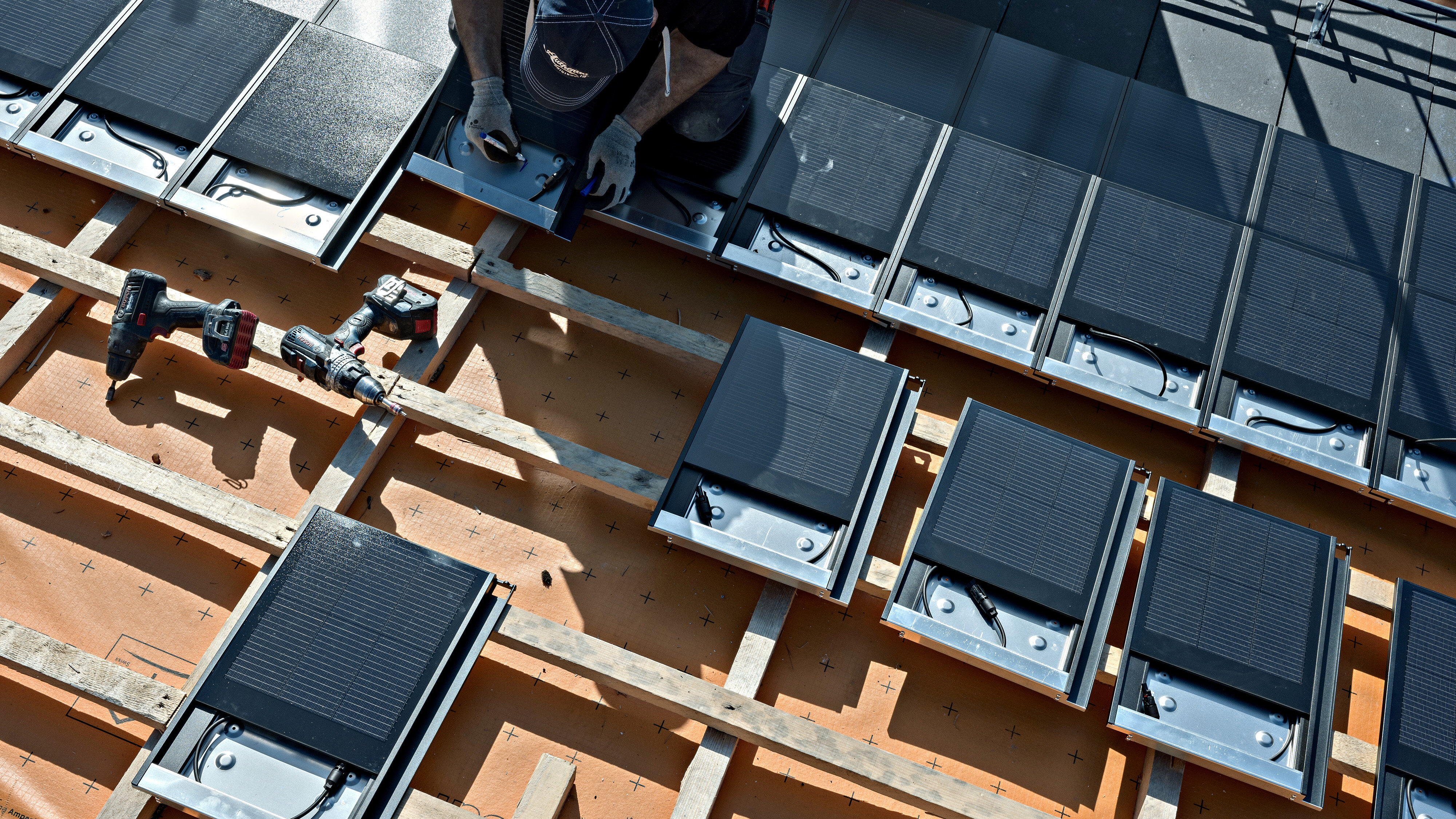 Installation von Meyer Burger Premium Solardachziegel auf einem Pilotdach