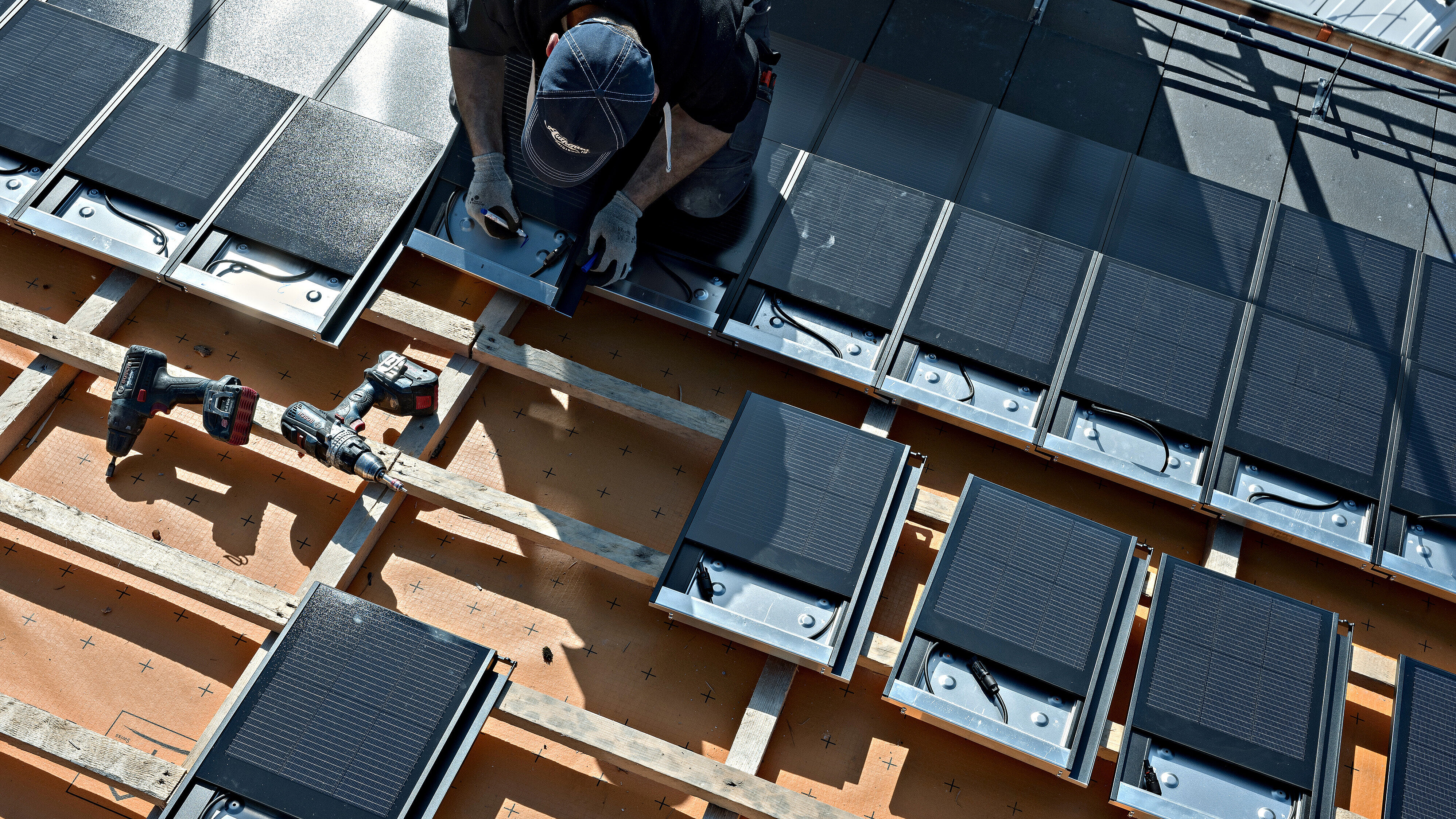 Installation von Meyer Burger Premium Solardachziegel auf einem Pilotdach