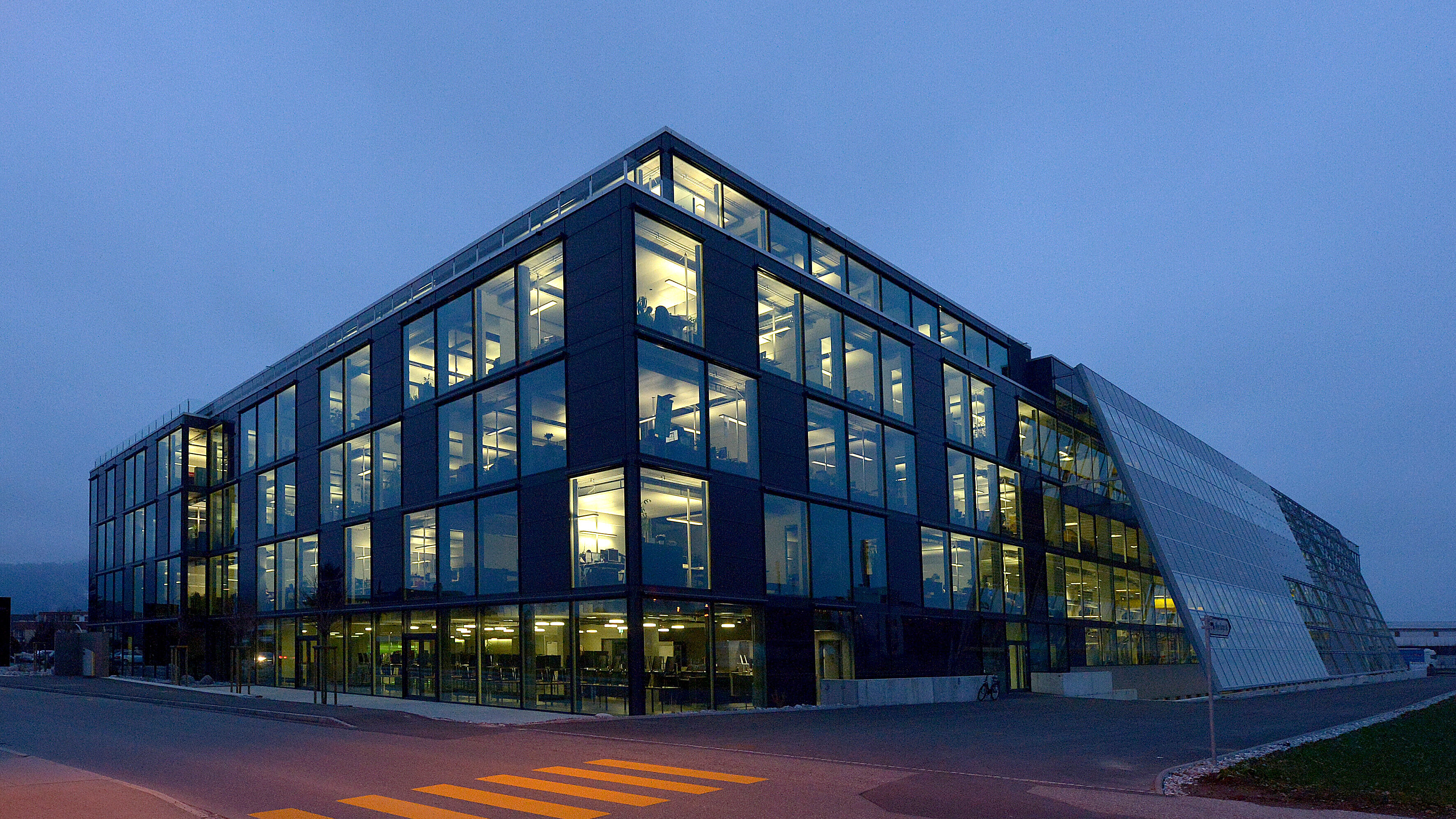 Meyer Burger Technology Zentrale in Thun bei Nacht