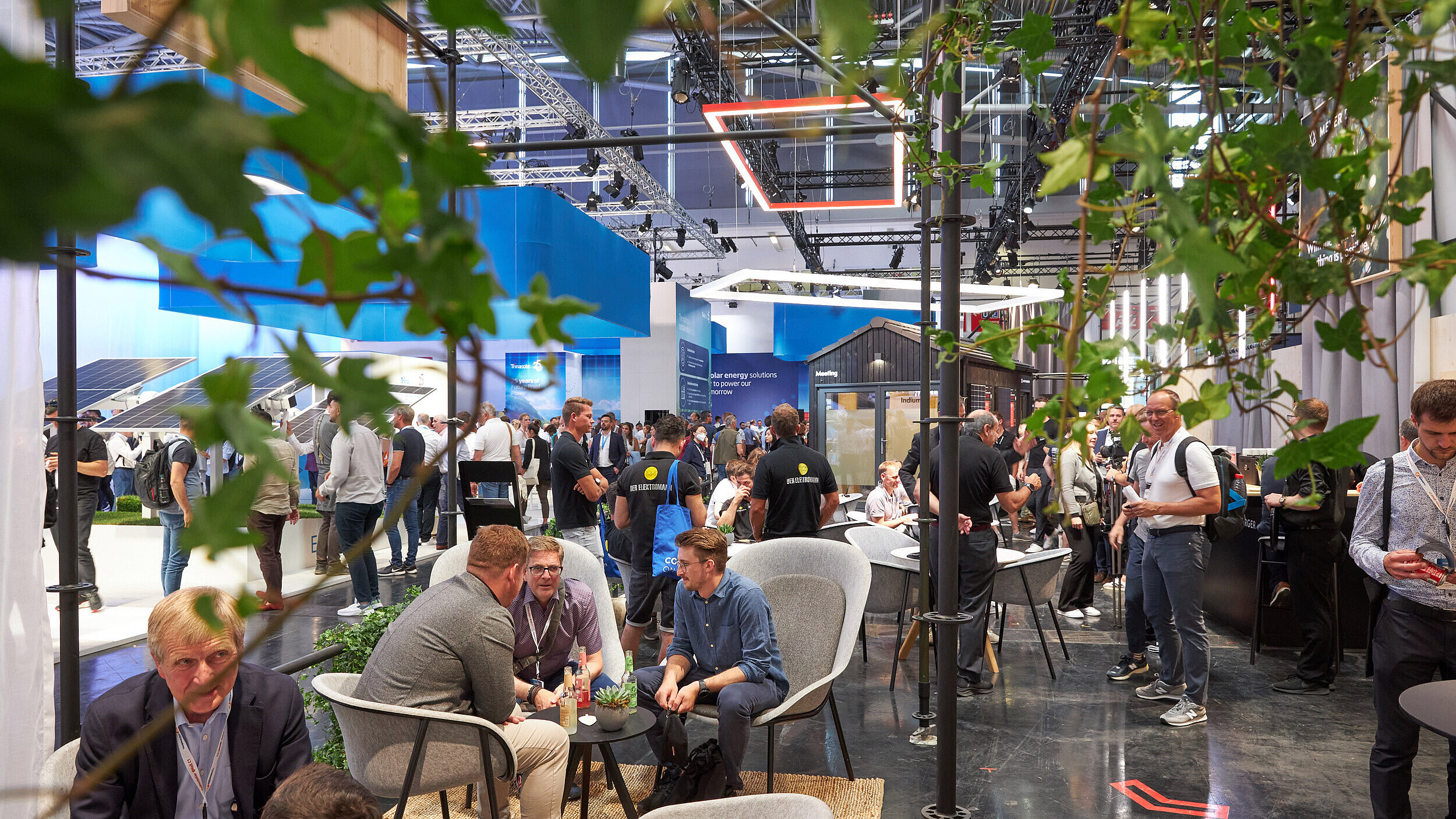 Sustainable and cozy - that was the current Meyer Burger trade fair stand