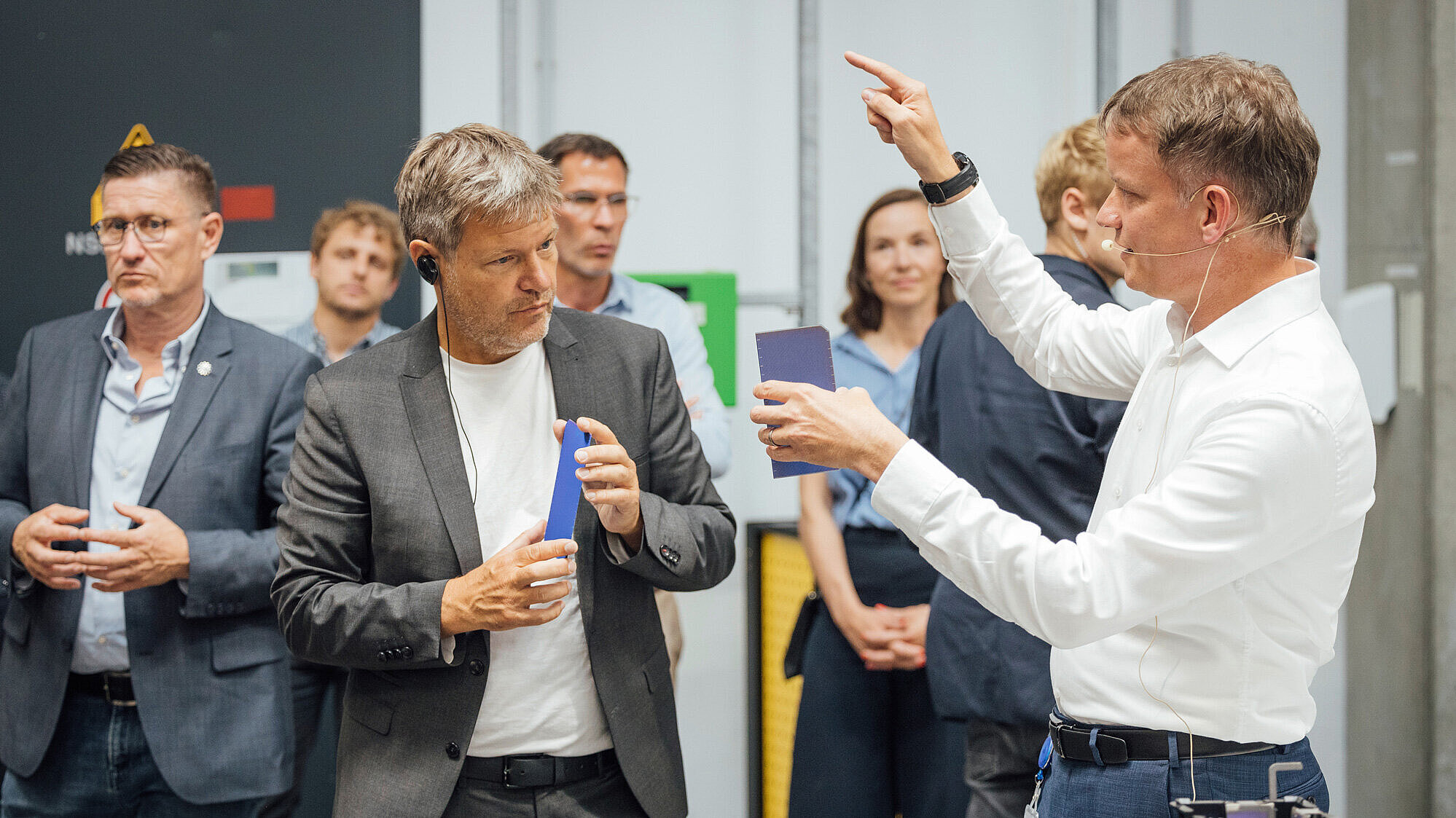 Dr. Robert Habeck zu Besuch bei Meyer Burger in der Zellfabrik