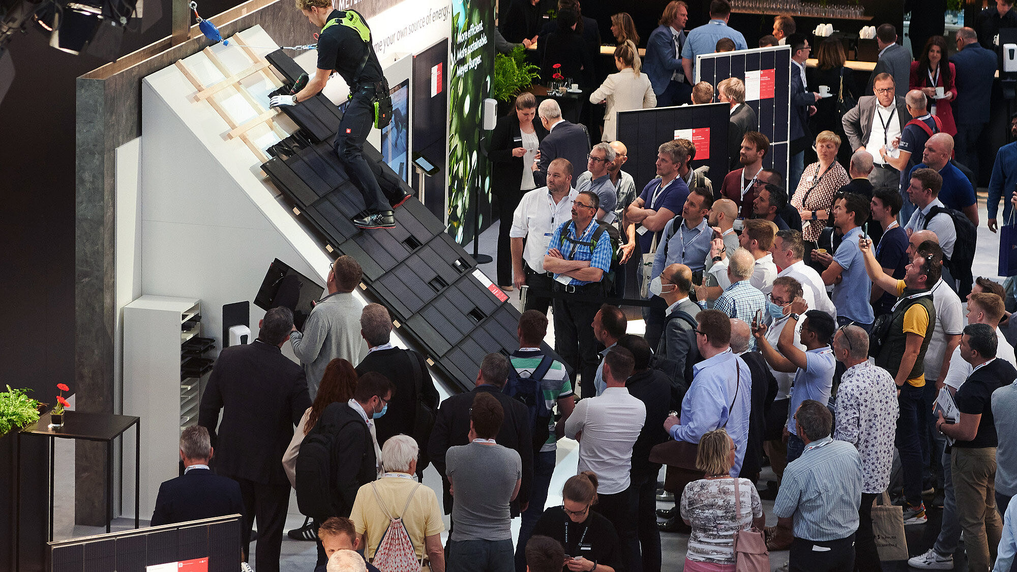 Volles Haus am Meyer Burger-Stand an der Intersolar